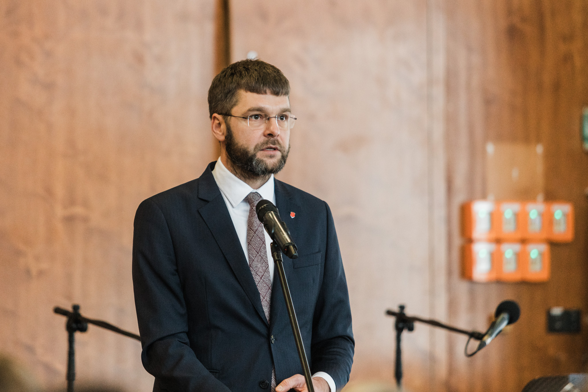 Üks näide keskerakondlikust keskpärasusest eelmiste linnavalitsuste ajal on pealinna ebaadekvaatselt planeeritud haridusvõrk. Vaatamata sellele, et vähem kui kü